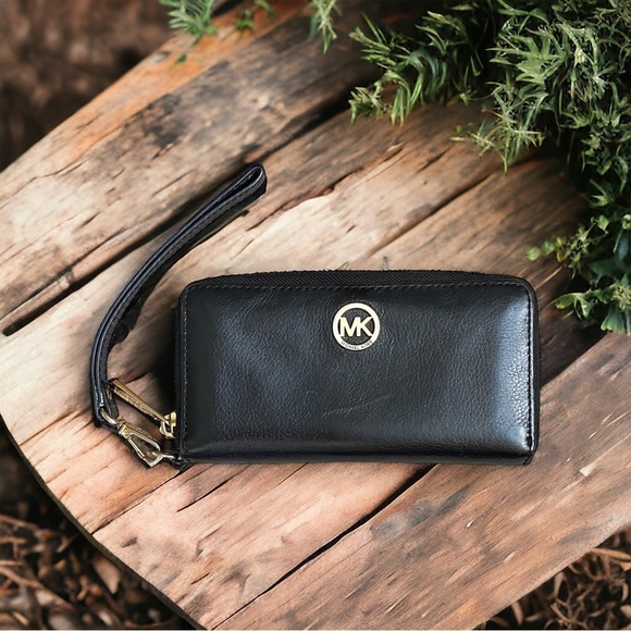 Michael Kors Jet Set Leather Wristlet - Picture 1 of 6